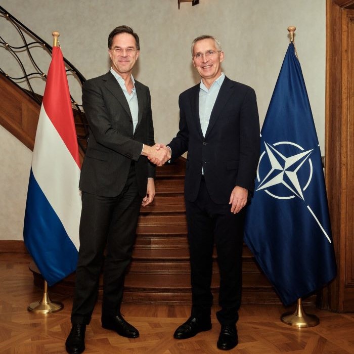 De Nederlandse premier Rutte leidt de race om de toppositie van de NAVO