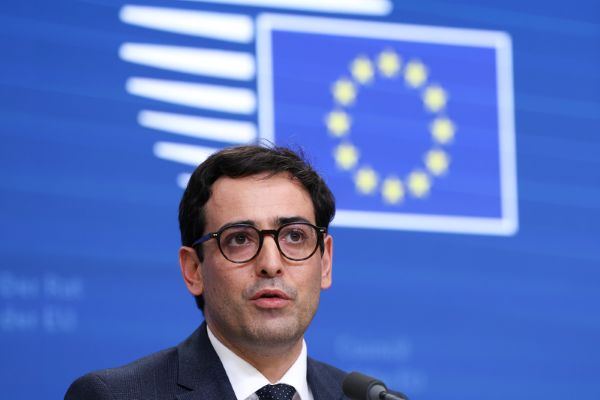 EU agrees to weaken ban on fossil-fuelled cars