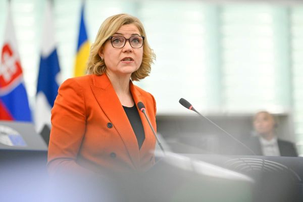 EU plans phase-out of telecom suppliers from “high-risk” countries