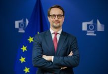 Commission further tightens visa policy towards Russians